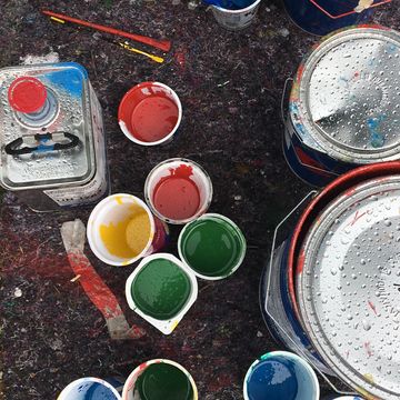 Viele Becher mit bunter Farbe.